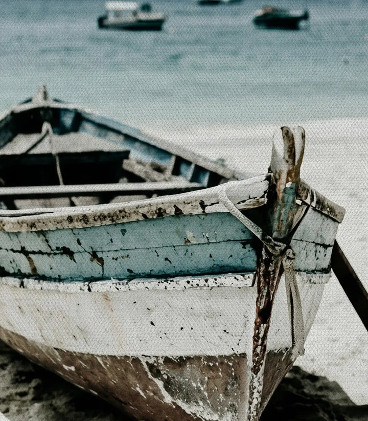 Cuadro tríptico Old Boat expuesto sobre sofá en salón moderno con decoración costera