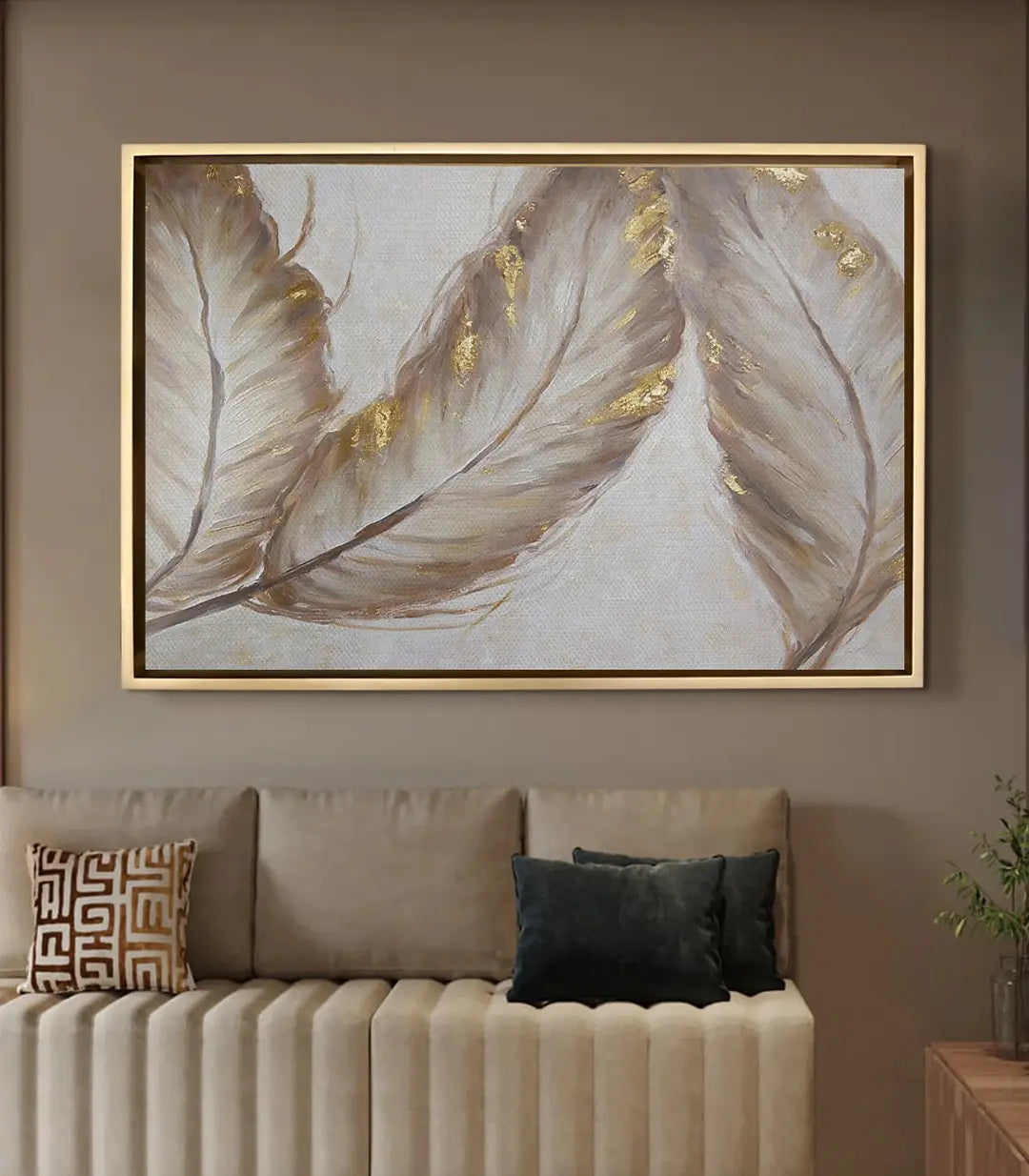 Cuadro Ivory Feathers en salón moderno sobre sofá beige
