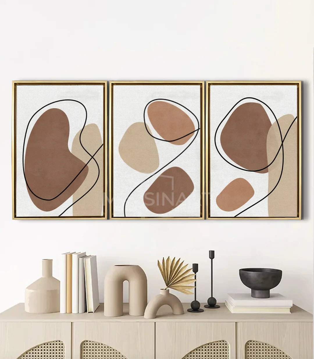 Tríptico Organic Lines en salón moderno — decoración de pared con tonos neutros Massinart