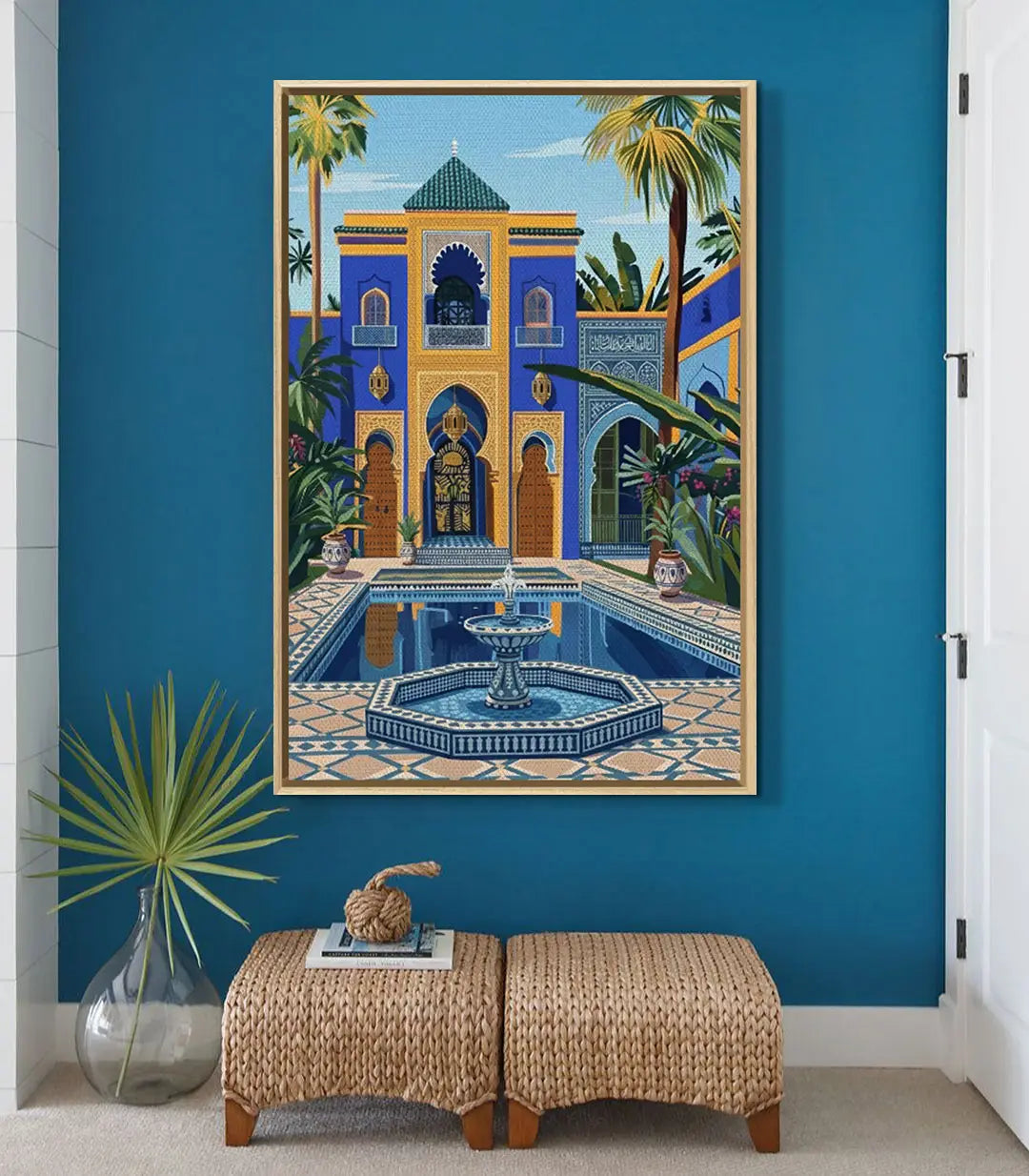 Decoración de dormitorio con cuadro vertical de riad marroquí en tonos azules — Massinart