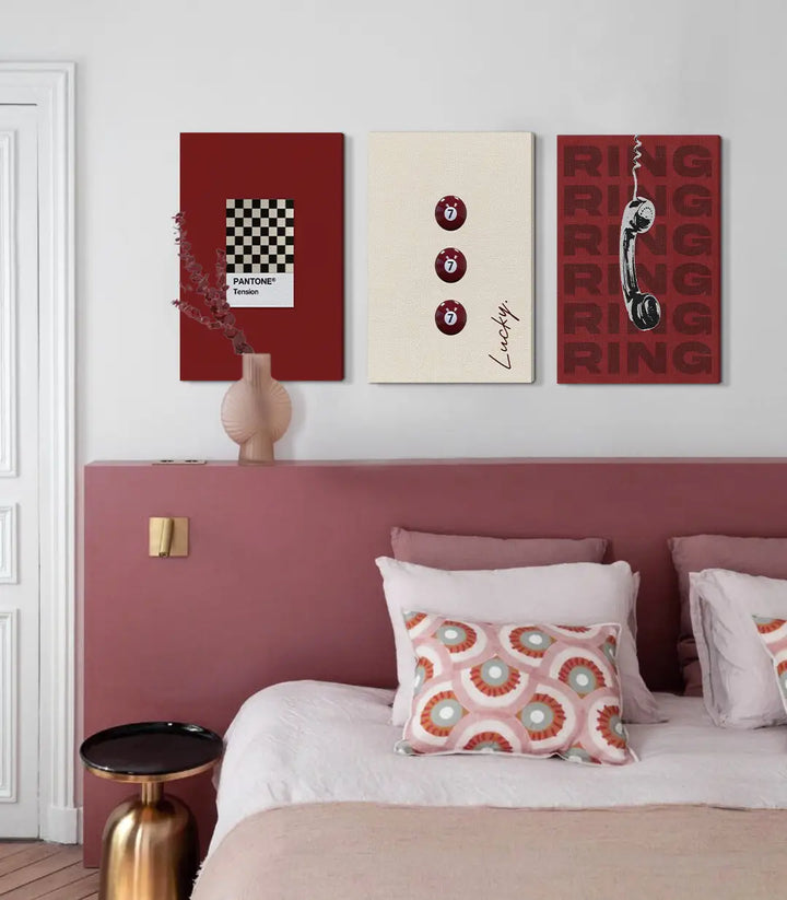 Cuadro Lucky Ring panel izquierdo — tipografía Pantone Tension sobre fondo rojo burdeos, estilo pop-art minimalista Massinart