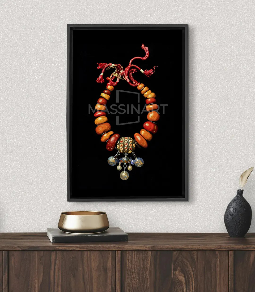 Cuadro Amazigh Jewel — collar tradicional bereber en tonos ámbar y coral sobre fondo negro, detalles dorados, Massinart