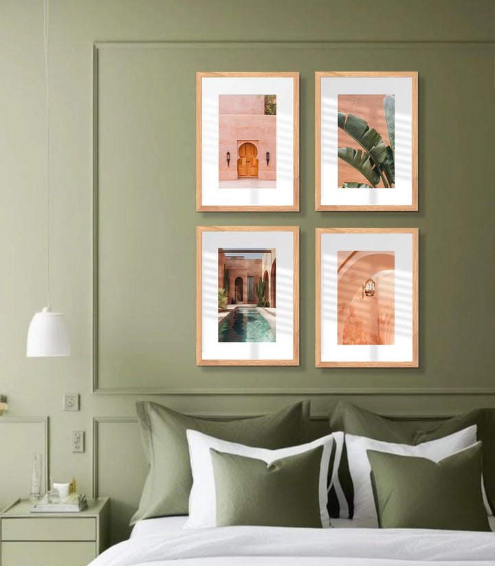 Cuadro Marrakech Massinart — fotografía arquitectura marroquí con puerta dorada y tonos rosa y terracota