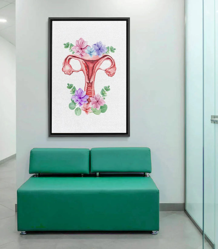 Cuadro Floral Uterus en acuarela — útero anatómico decorado con flores rosas y violetas, follaje verde sobre fondo blanco, Massinart