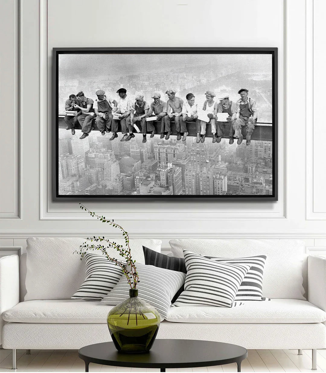 Ambientación salón moderno — Cuadro obreros construcción vintage blanco y negro Massinart