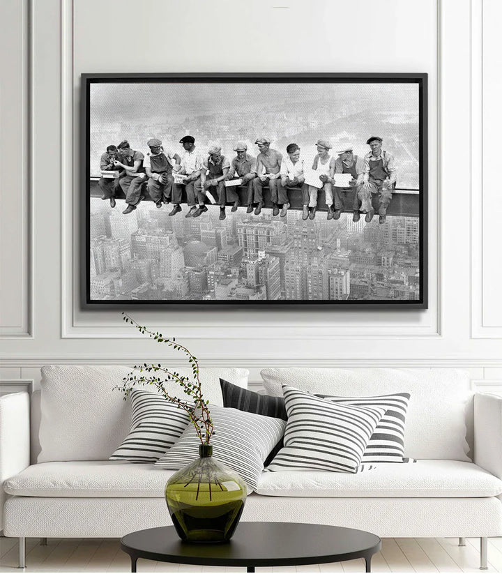 Ambientación salón moderno — Cuadro obreros construcción vintage blanco y negro Massinart