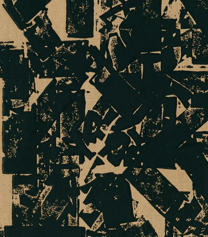 Detalle de lienzo abstracto minimalista con formas orgánicas negras sobre fondo terroso