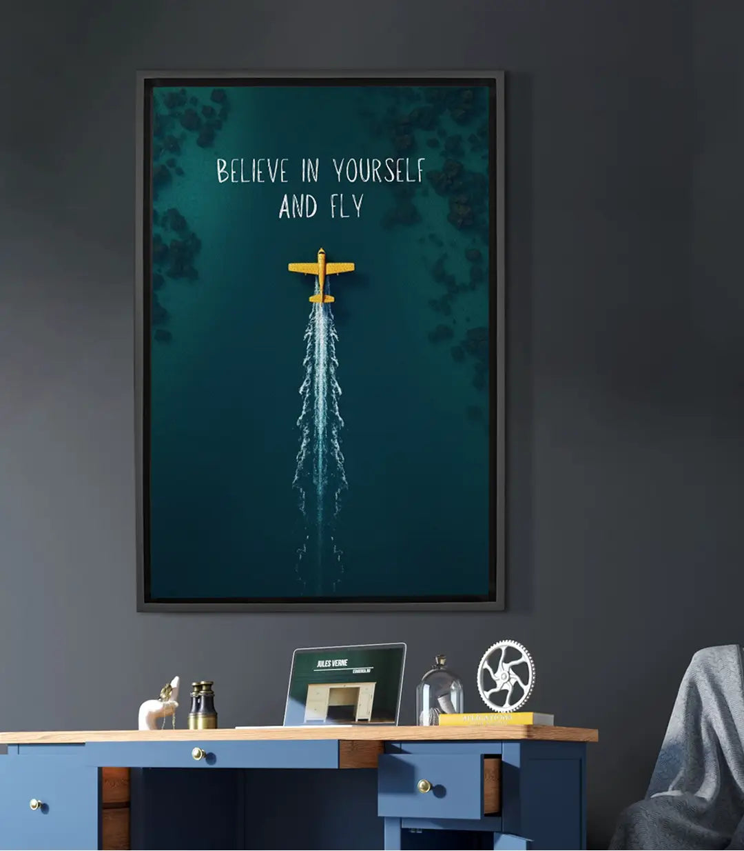 Cuadro avión dorado Fly sobre fondo turquesa estilo minimalista — Massinart