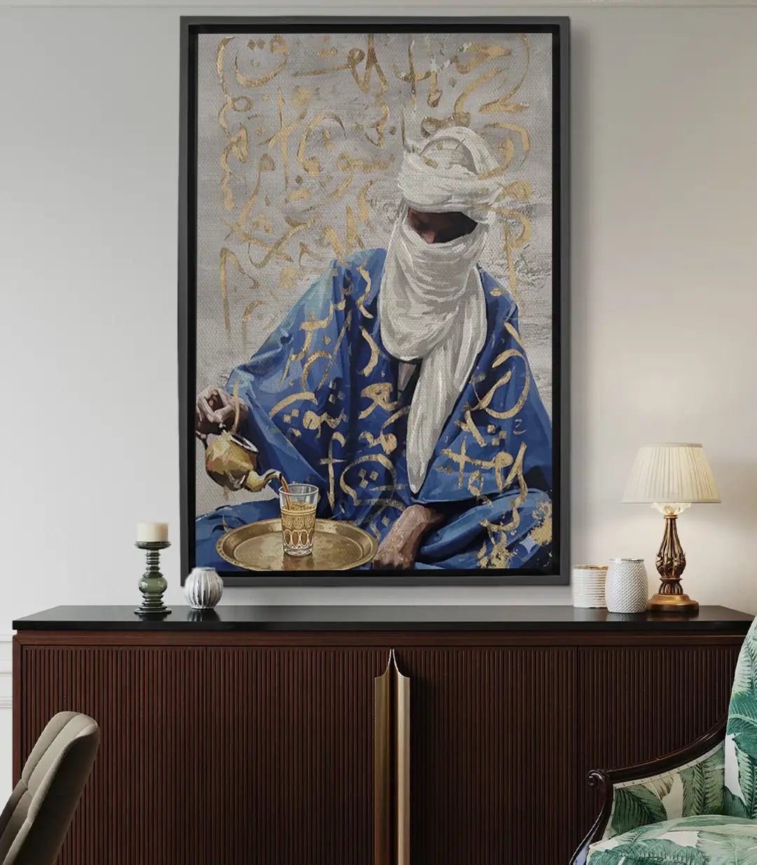 Cuadro Sacred Pour — personaje misterioso en azul profundo y blanco nacarado con caligrafía islámica