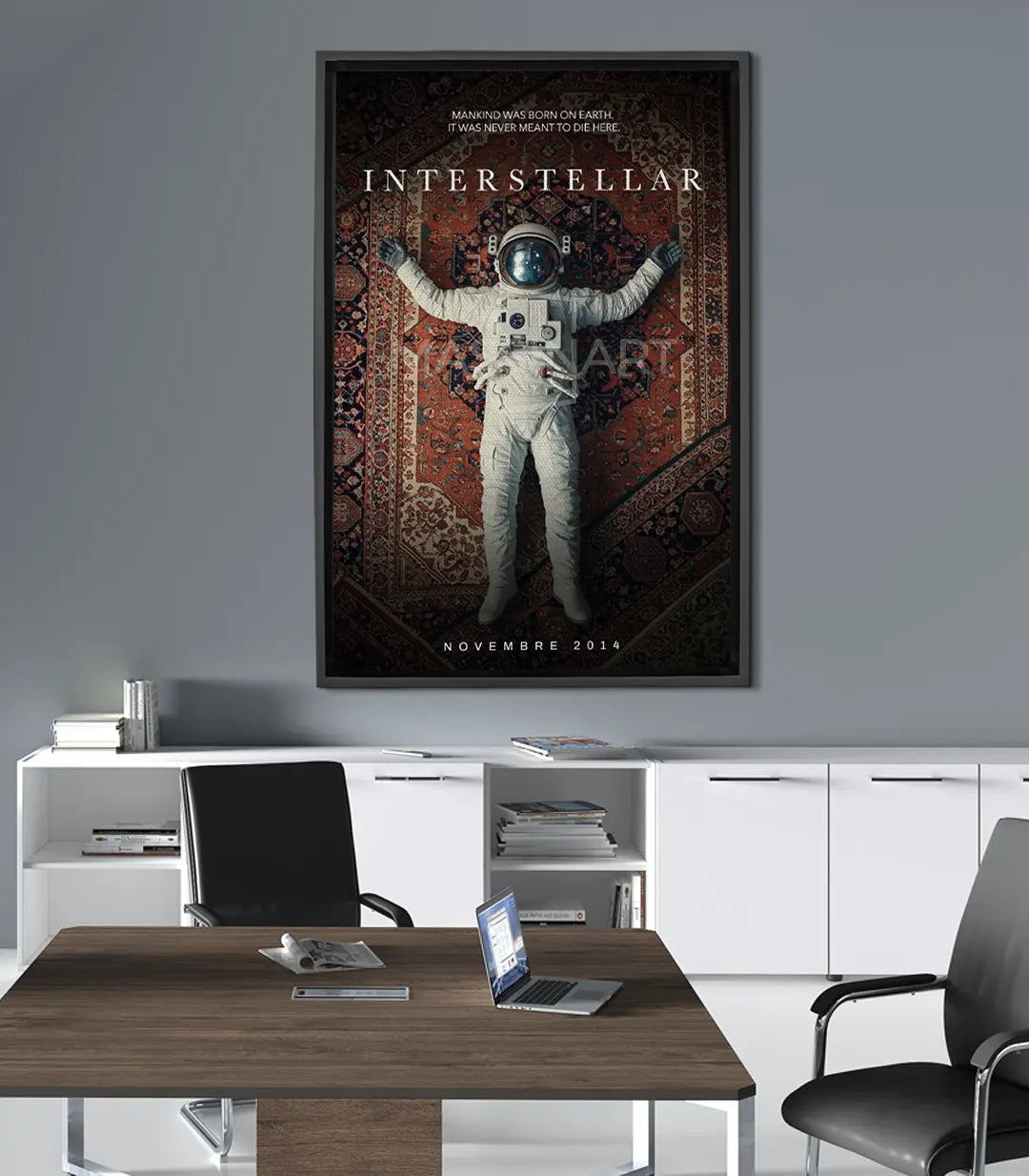Cuadro decorativo Interstellar — astronauta en el cosmos, tonos ocre y marrón, estilo foto-arte