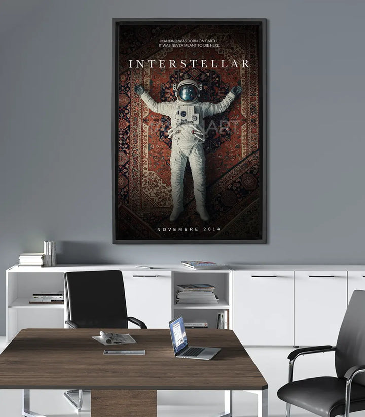 Cuadro decorativo Interstellar — astronauta en el cosmos, tonos ocre y marrón, estilo foto-arte