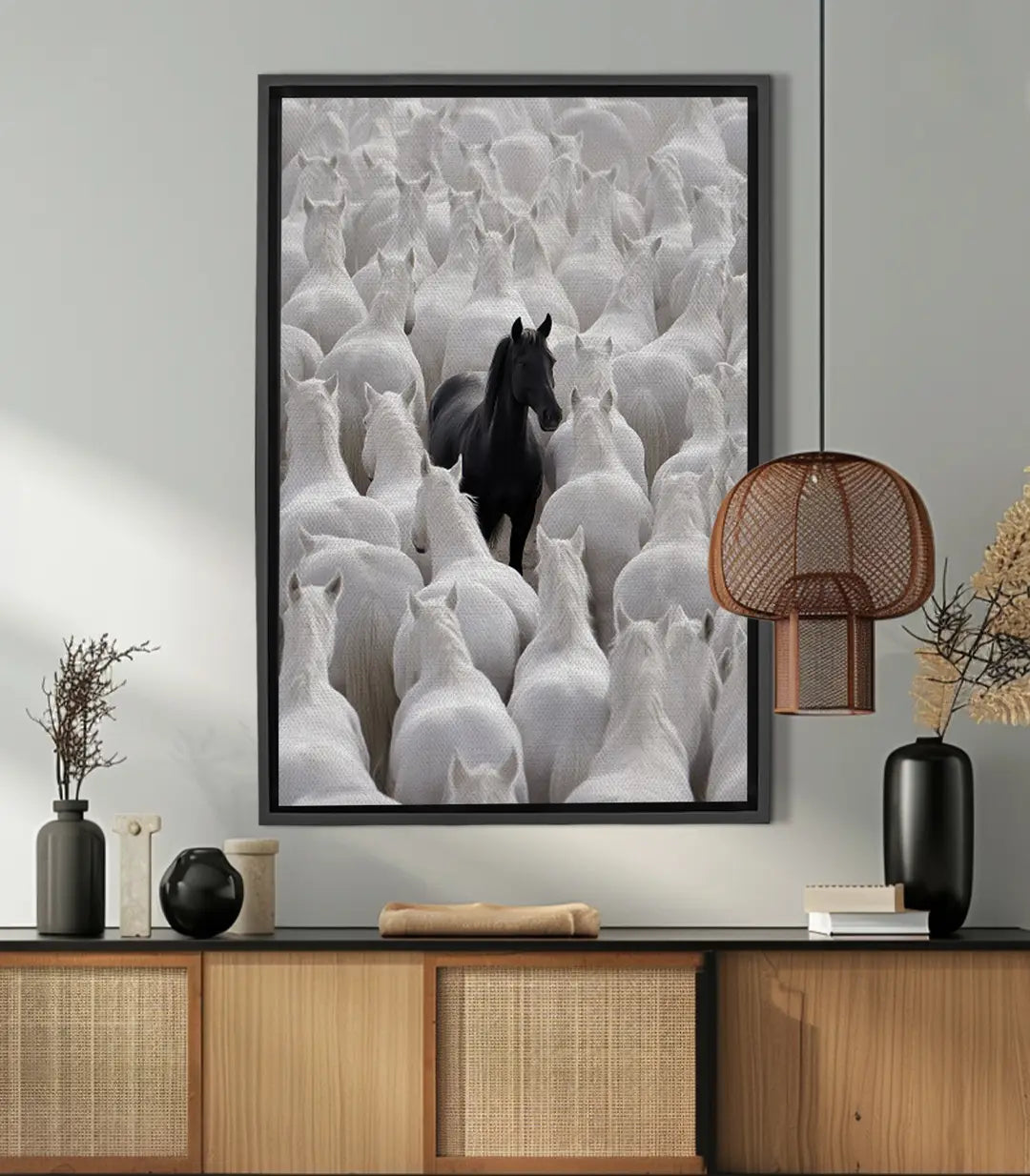 Cuadro Contraste Massinart — caballo solitario en blanco y negro, fotografía artística minimalista vertical