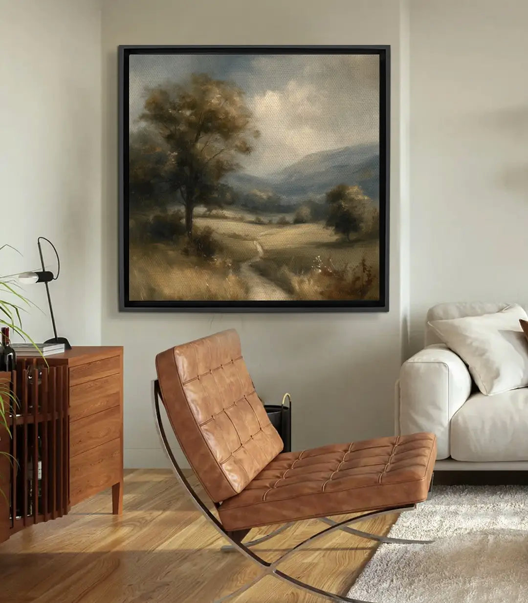 Cuadro Fading Fields paisaje rural — árbol solitario sobre campo dorado, montañas brumosas, tonos beige y marrón | Massinart