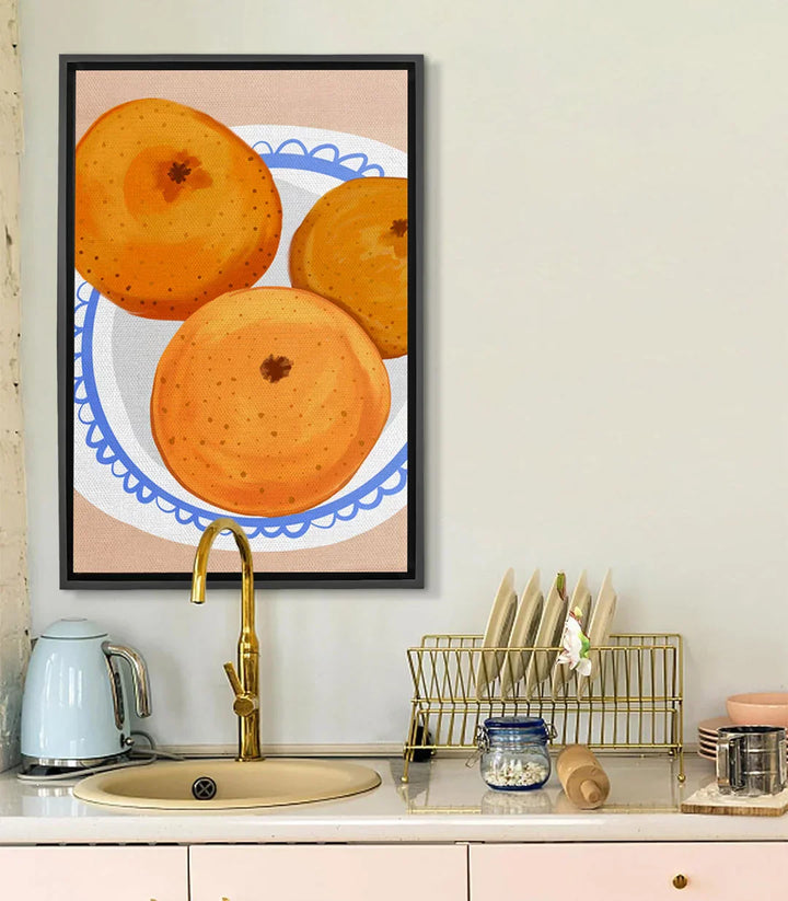 Cuadro Pomegranate Trio — tres granadas rojas con reflejos dorados sobre fondo neutro, naturaleza muerta contemporánea