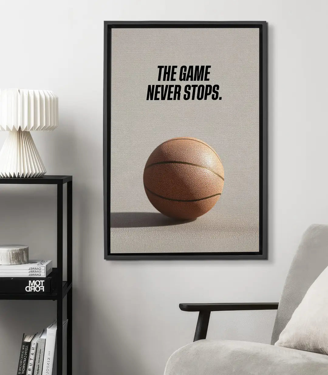 Cuadro de baloncesto motivacional — balón sobre fondo beige con el texto The Game Never Stops, foto-arte minimalista de Massinart