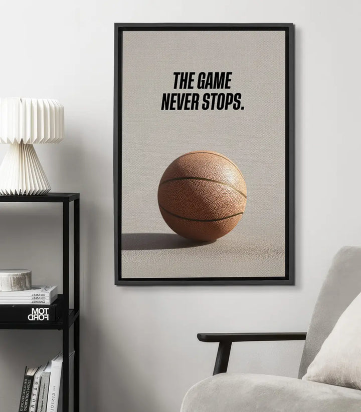 Cuadro de baloncesto motivacional — balón sobre fondo beige con el texto The Game Never Stops, foto-arte minimalista de Massinart