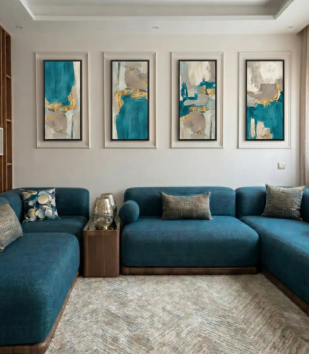 Cuadritríptico abstracto Aurelia con líneas orgánicas en azul profundo y dorado sobre cuatro lienzos, decoración salón moderno