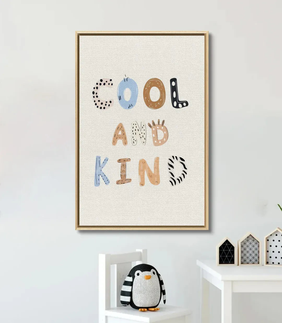 Cuadro Cool and Kind de Massinart en habitación de niño — lámina decorativa encima del escritorio