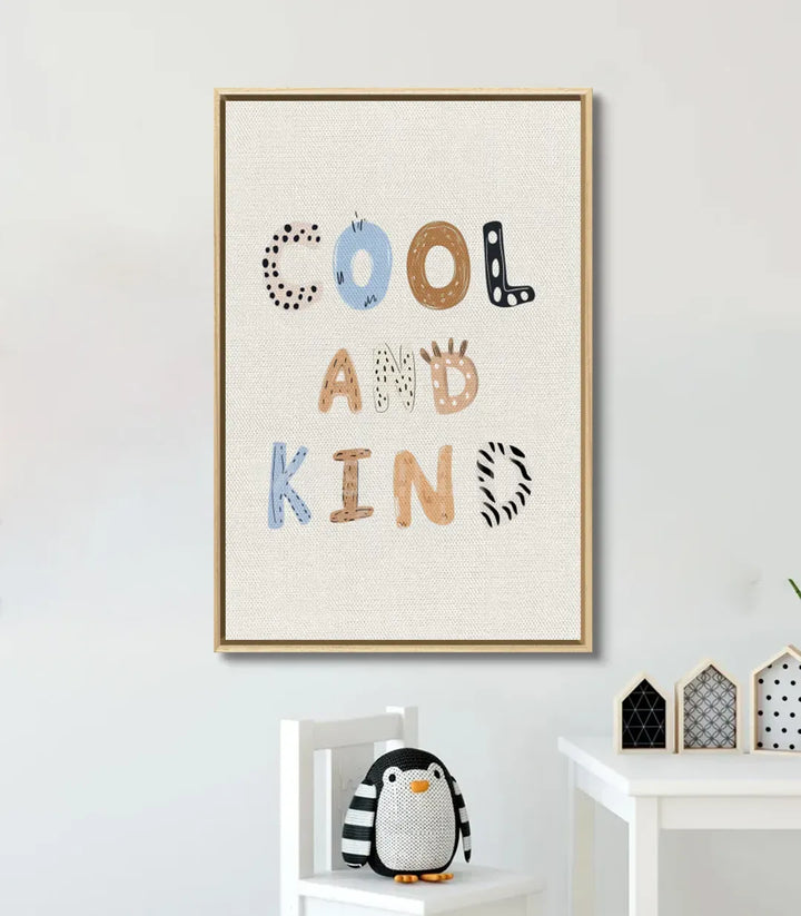 Cuadro Cool and Kind de Massinart en habitación de niño — lámina decorativa encima del escritorio