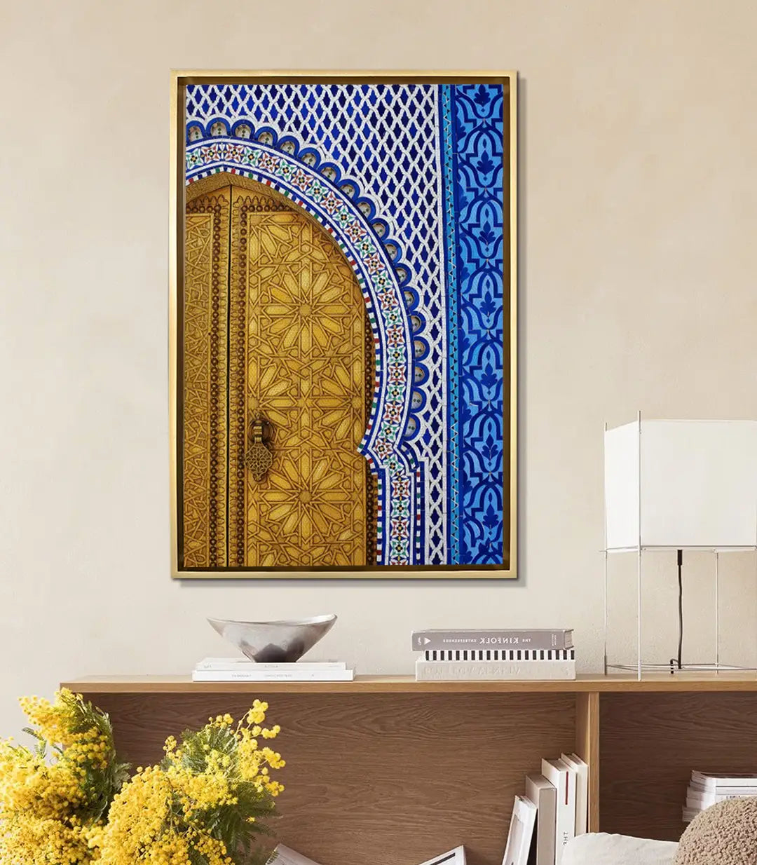 Golden Mosaic en salón moderno, cuadro decorativo dorado y azul sobre sofá — Massinart