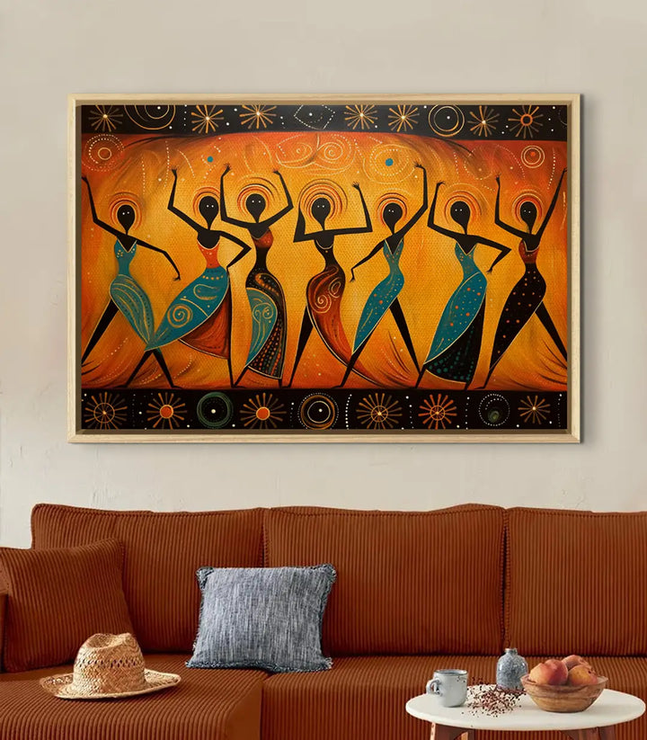 Cuadro Tribal Dance en salón moderno — decoración de pared sobre sofá terracota, estilo africano contemporáneo Massinart