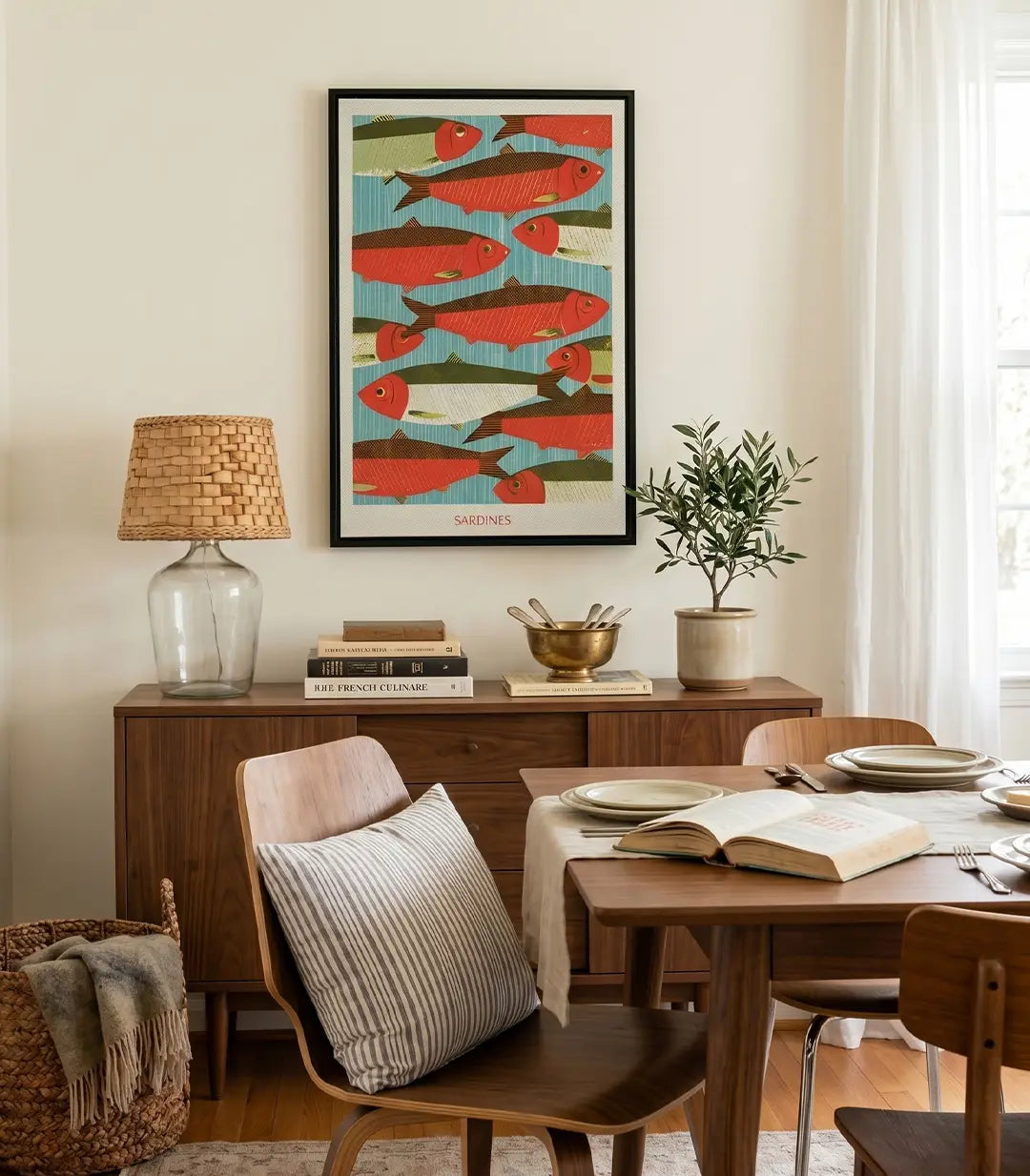 Cuadro decorativo de sardinas estilizadas sobre fondo azul azur, estilo vintage pop art, para salón o comedor