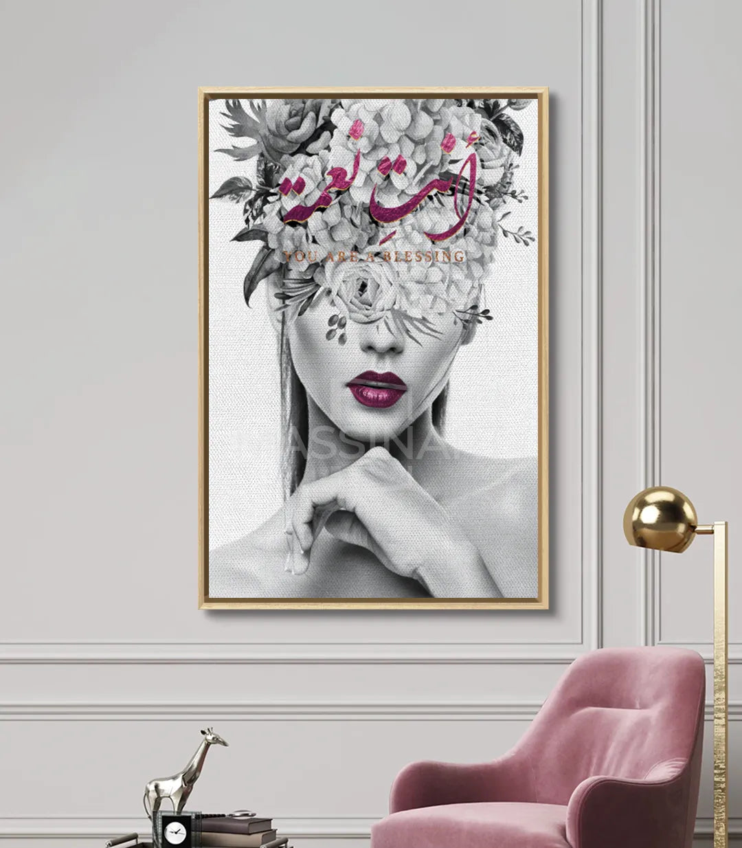 Decoración de pasillo con cuadro vertical de retrato femenino y motivos caligráficos florales — Massinart