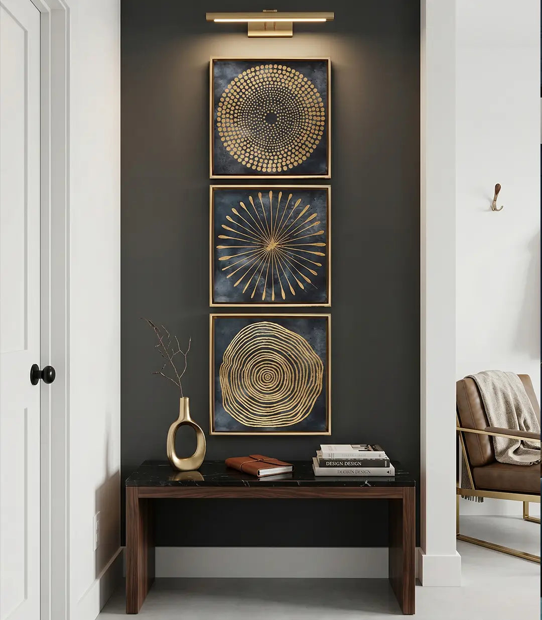Cuadro abstracto dorado en formato cuadrado colgado sobre sofá en salón de decoración minimalista