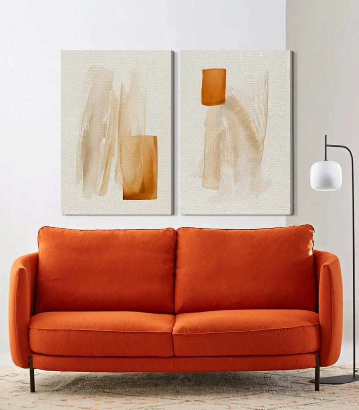 Cuadro Sunbaked díptico abstracto sobre sofá naranja en salón moderno — Massinart