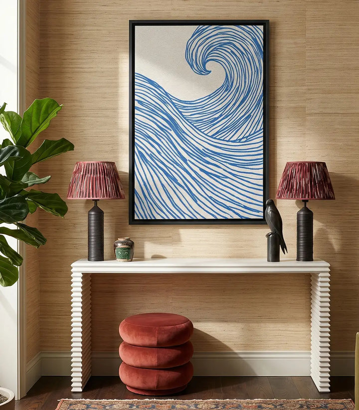 Cuadro abstracto minimalista Rising Wave con ola estilizada en azul sobre lienzo texturizado