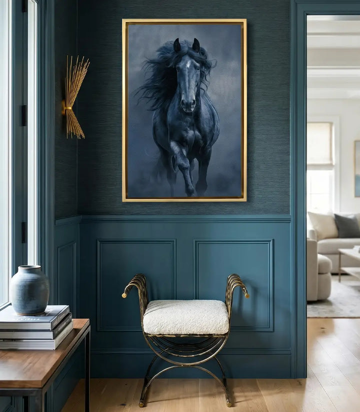 Cuadro expresionista de caballo negro con crin fluida sobre fondo oscuro en tonos azul y negro