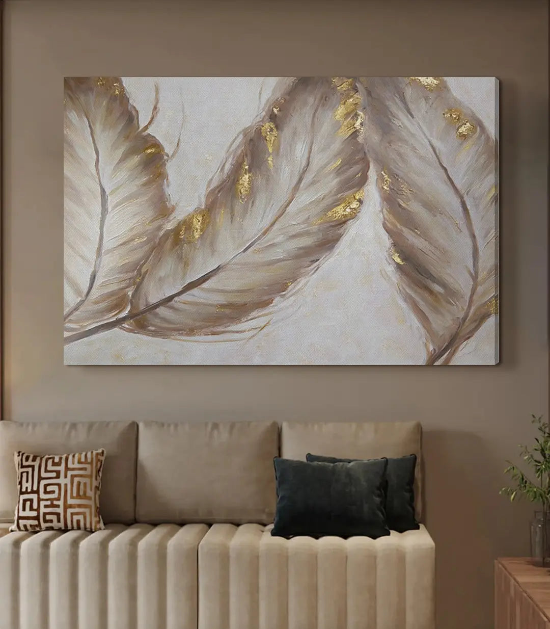 Cuadro Ivory Feathers en dormitorio elegante con tonos neutros
