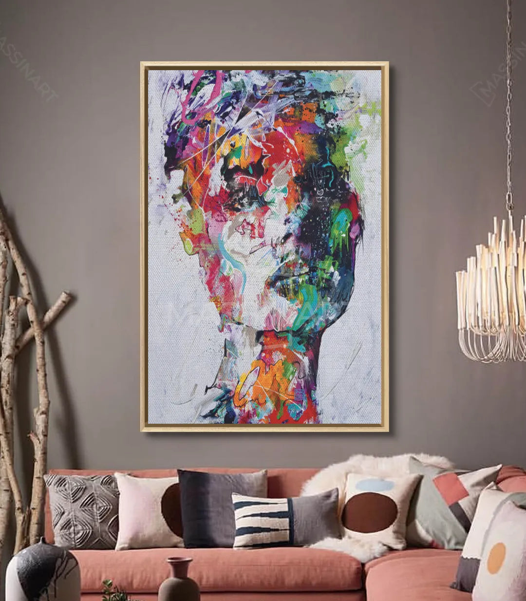 Cuadro retrato femenino colorido en salón moderno, decoración pared vertical