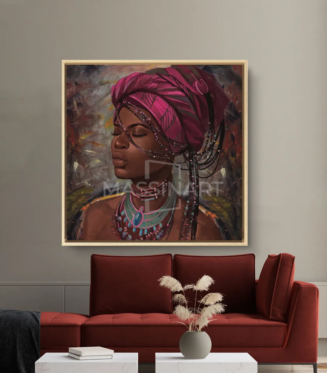 Decoración interior contemporánea, retrato mujer africana sobre sofá burdeos Massinart