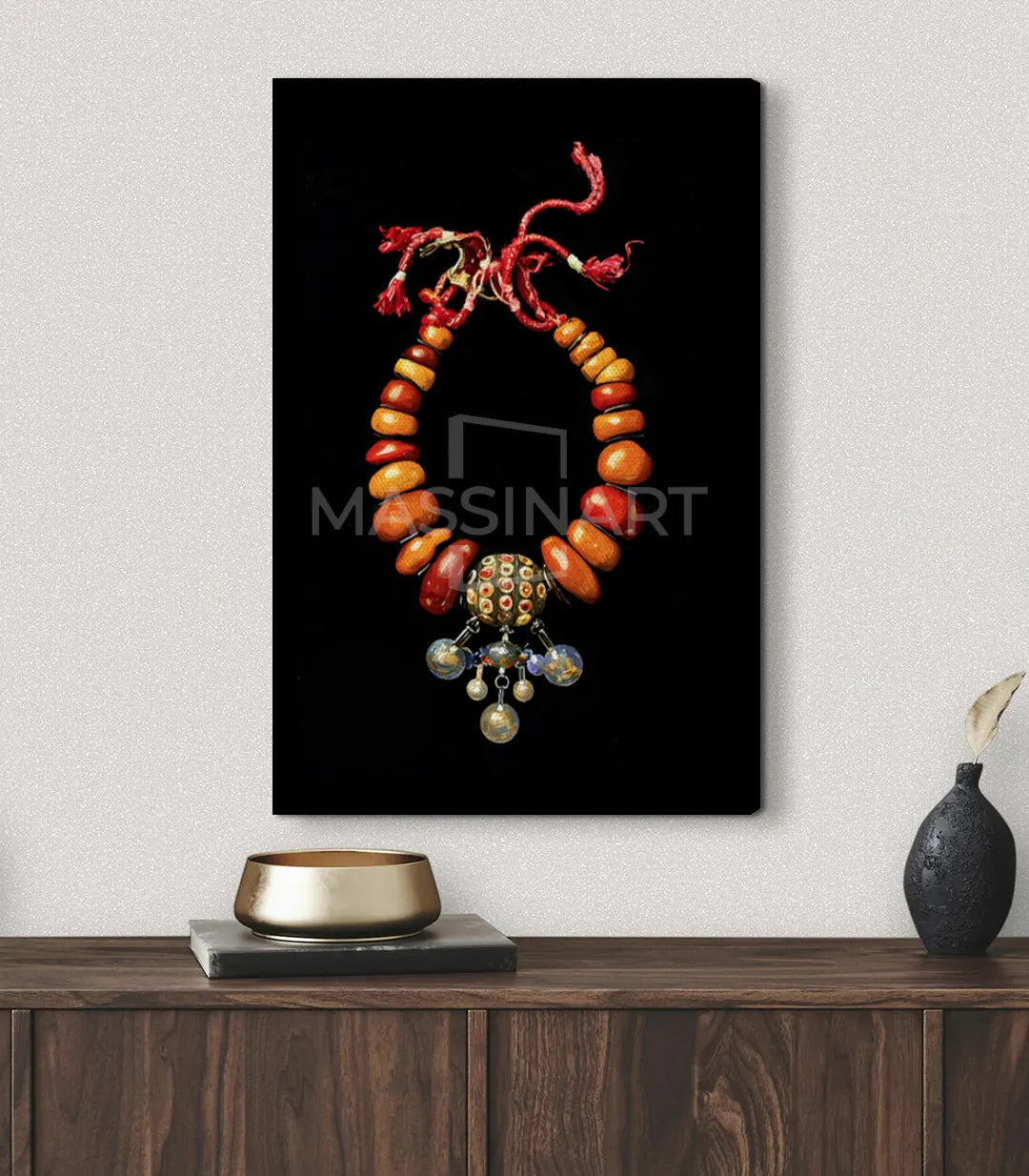 Arte étnico marroquí: cuadro con collar de perlas coral y ámbar, detalles dorados, Massinart