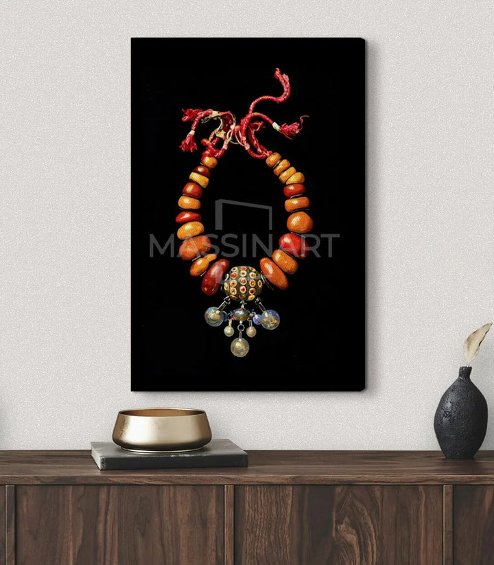 Arte étnico marroquí: cuadro con collar de perlas coral y ámbar, detalles dorados, Massinart