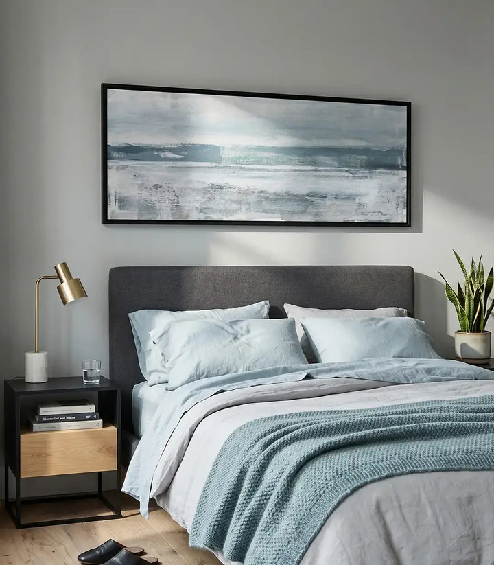 Cool Tide – cuadro abstracto panorámico en tonos azul grisáceo y gris perla, decoración salón moderno