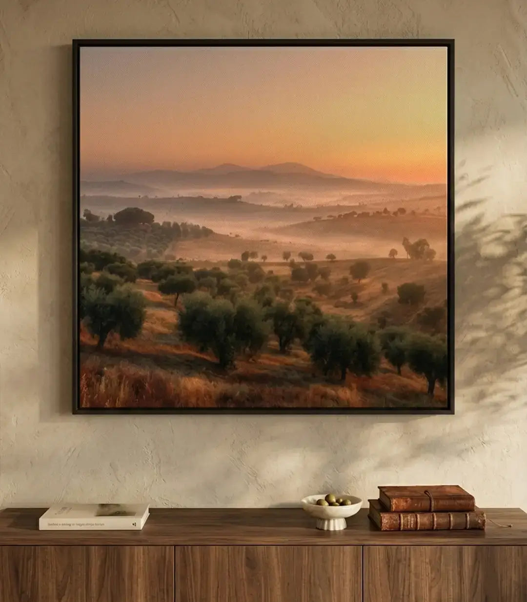 Cuadro Ridge paisaje montañoso con niebla y olivos al amanecer, tonos terracota y naranja, Massinart