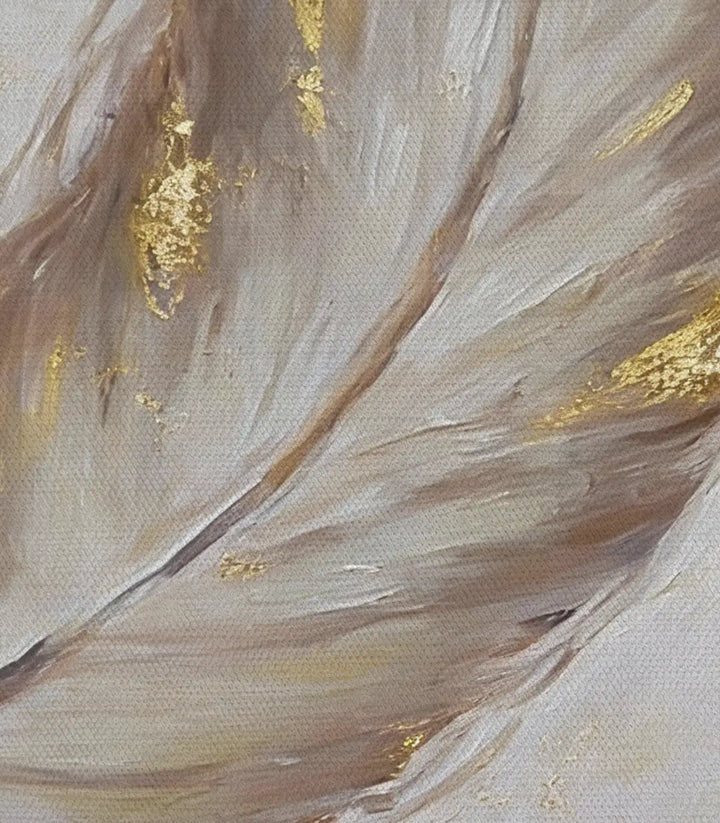 Cuadro Ivory Feathers integrado en un interior de diseño
