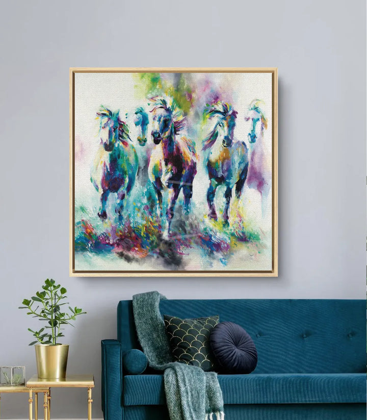 Cuadro Wild Horses en salón moderno sobre sofá azul decoración pared Massinart