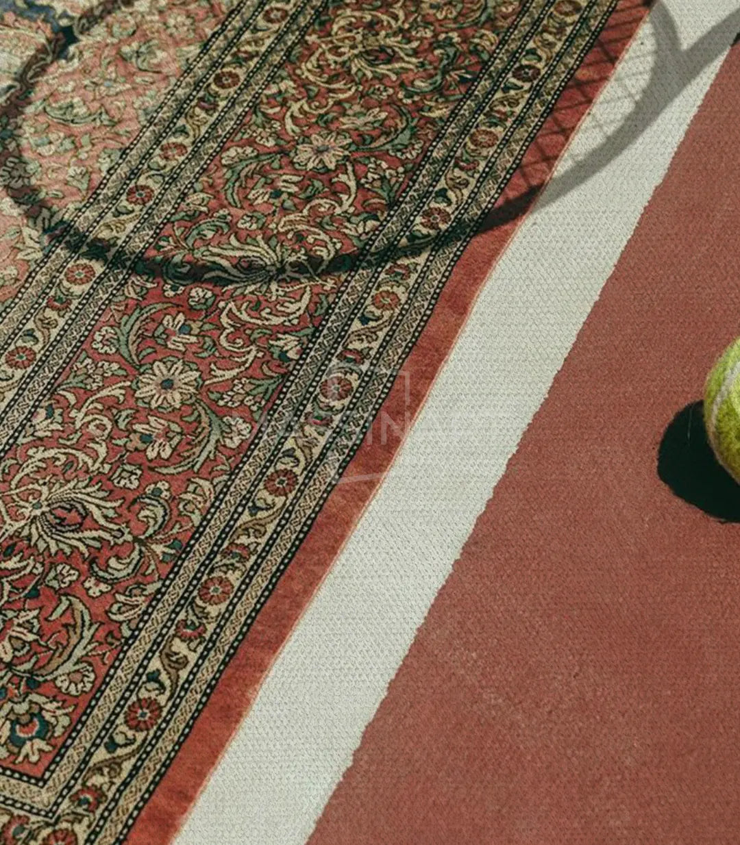 Cuadro Tennis Tapis en dormitorio, composición geométrica en tonos ocre y amarillo, Massinart