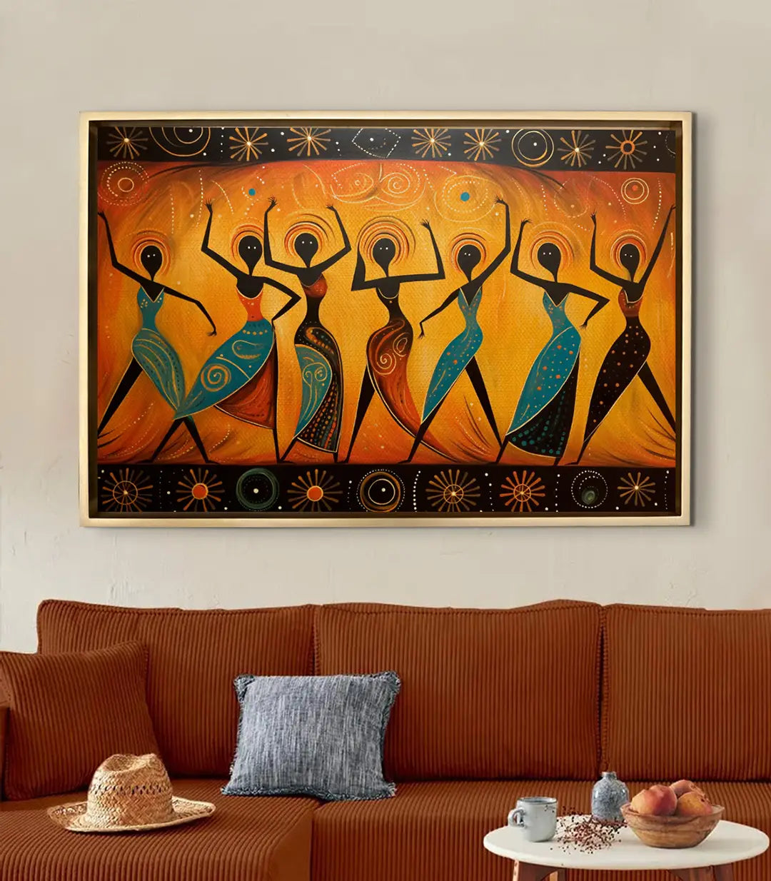 Cuadro Tribal Dance en salón moderno — decoración de pared sobre sofá terracota, estilo africano contemporáneo Massinart