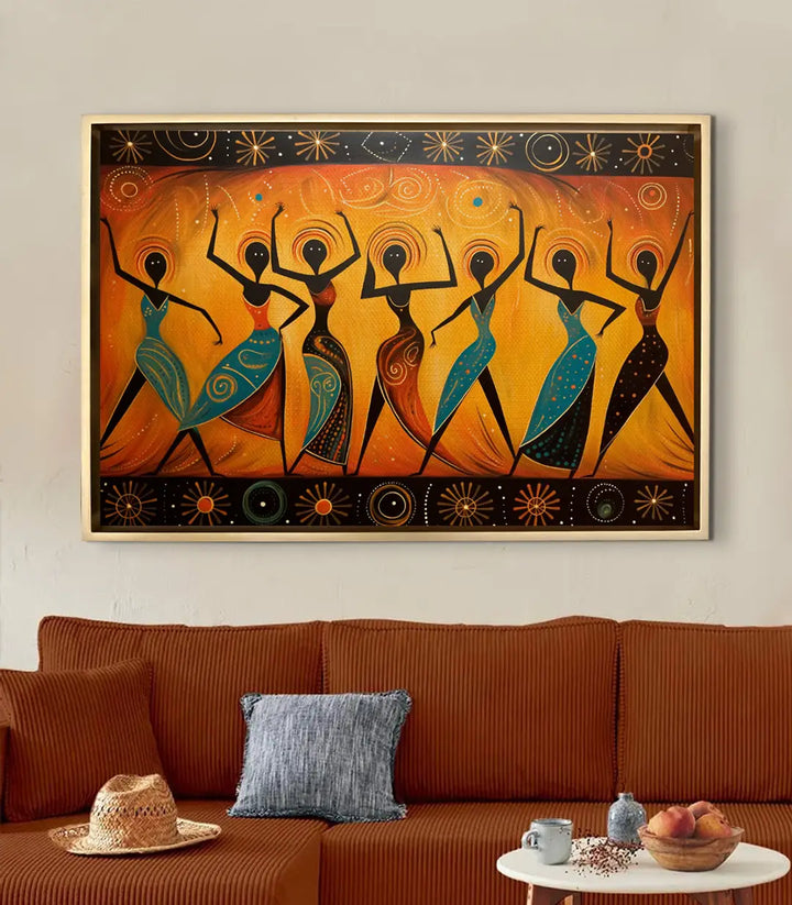 Cuadro Tribal Dance en salón moderno — decoración de pared sobre sofá terracota, estilo africano contemporáneo Massinart