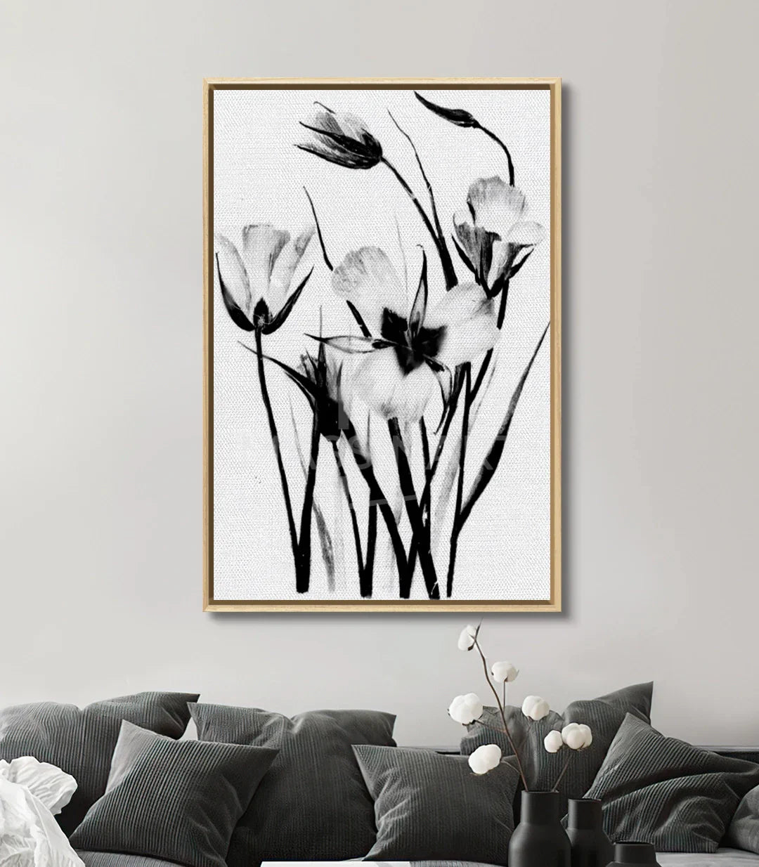 Cuadro Dark Petals en ambientación de salón gris moderno, Massinart