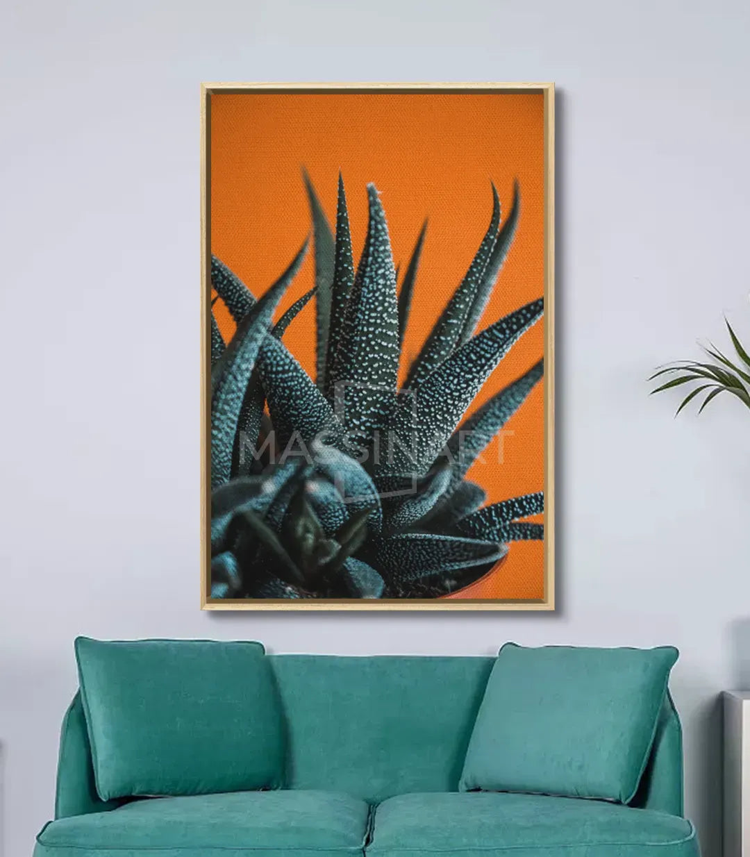 Decoración de interior con sofá turquesa y cuadro suculenta Spiked Elegance — Massinart