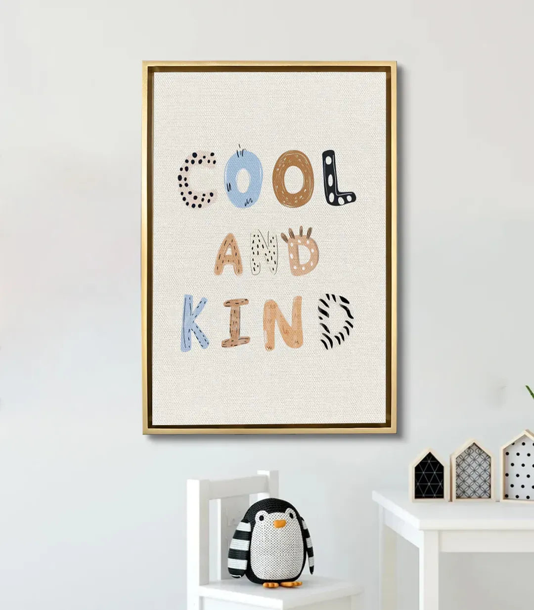 Cuadro Cool and Kind de Massinart en habitación infantil — decoración mural minimalista