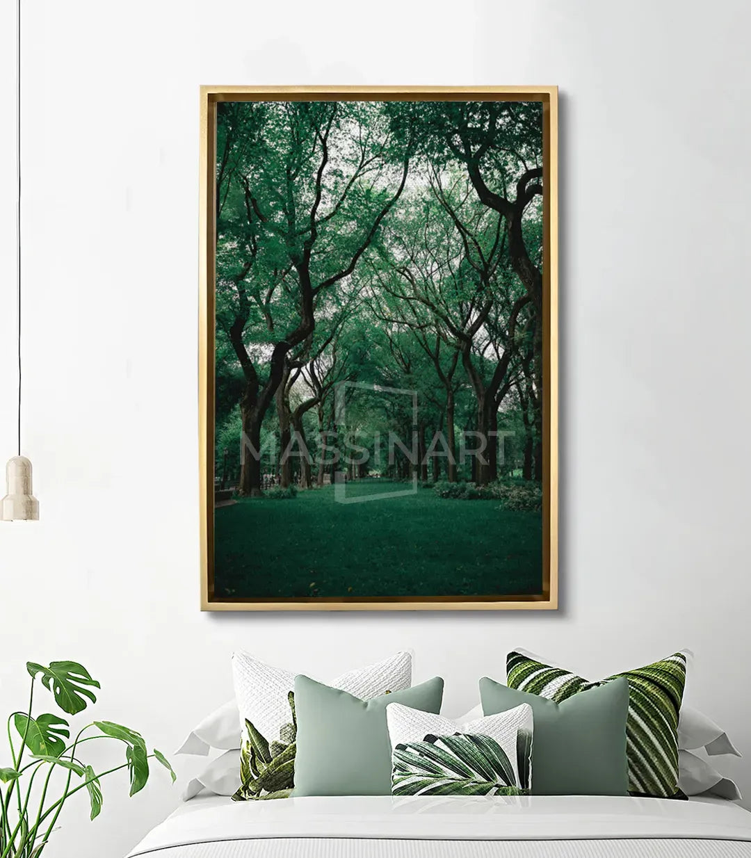 Cuadro Path of The Forest en dormitorio - decoración de pared con cojines verdes y ambiente zen Massinart