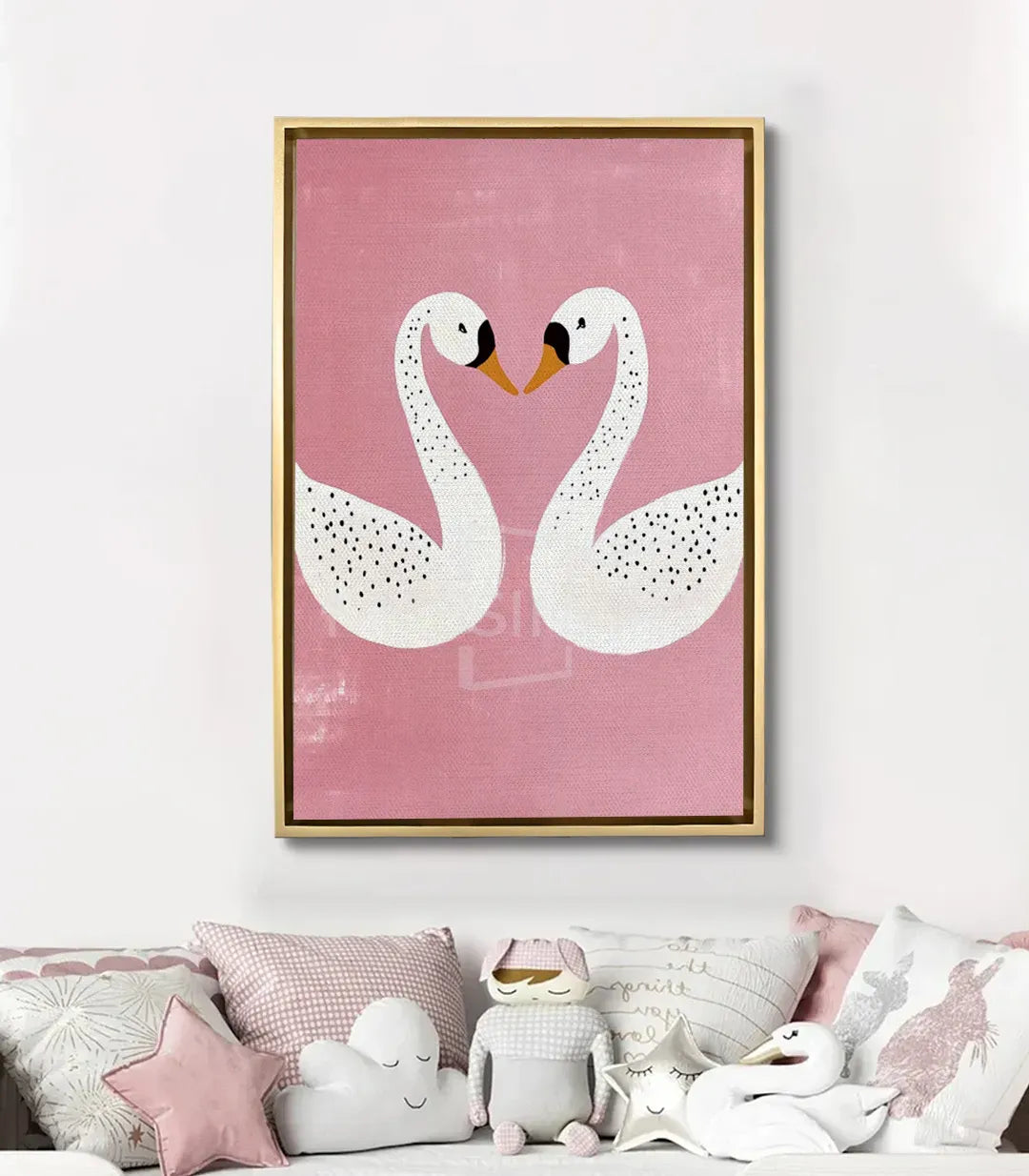 Ambientación habitación niña — cuadro de cisnes enamorados en rosa sobre la cama, Massinart