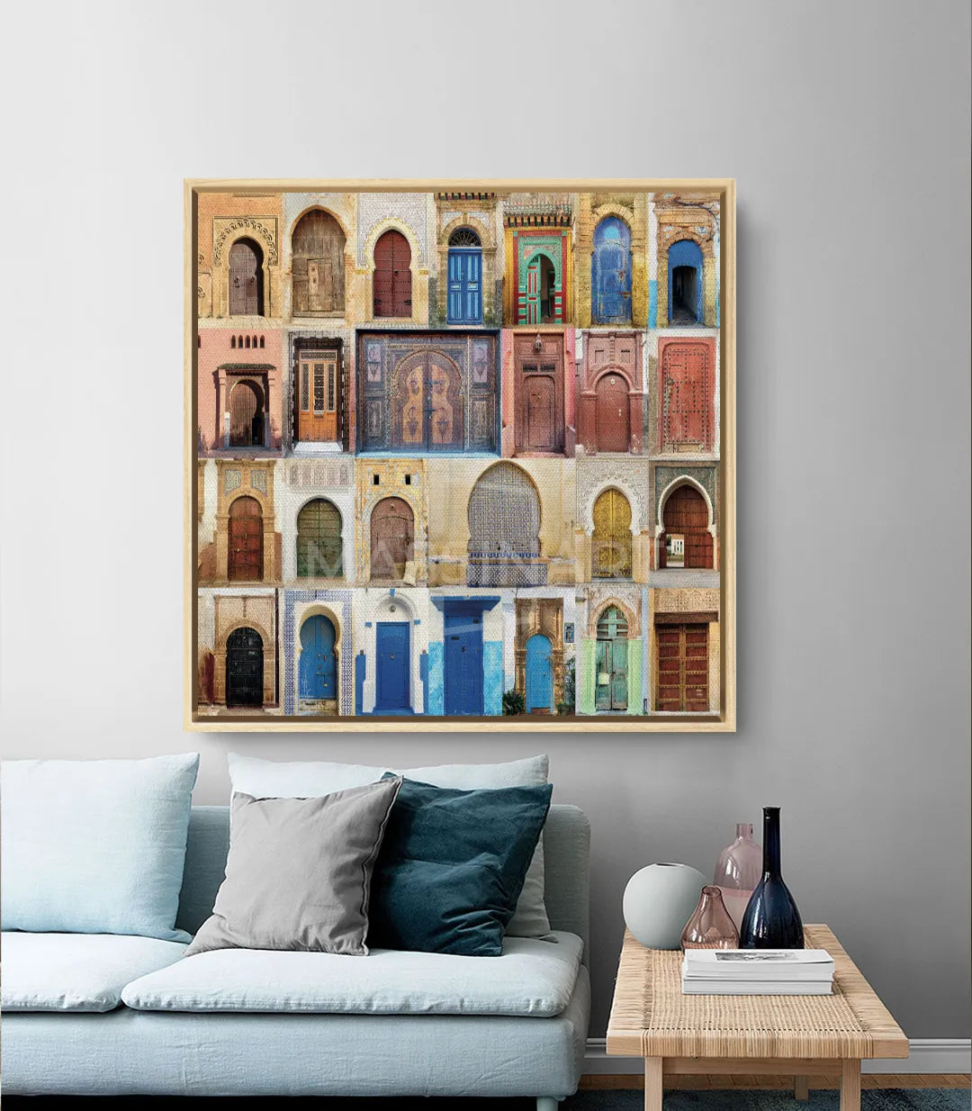 Detalle de puerta marroquí con zellige azul y madera envejecida — Massinart