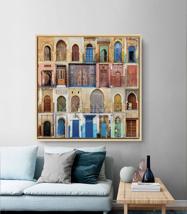 Detalle de puerta marroquí con zellige azul y madera envejecida — Massinart